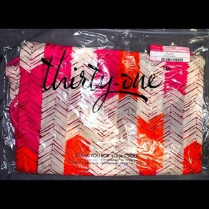 Thirty-one cinch sac in chevron feathers